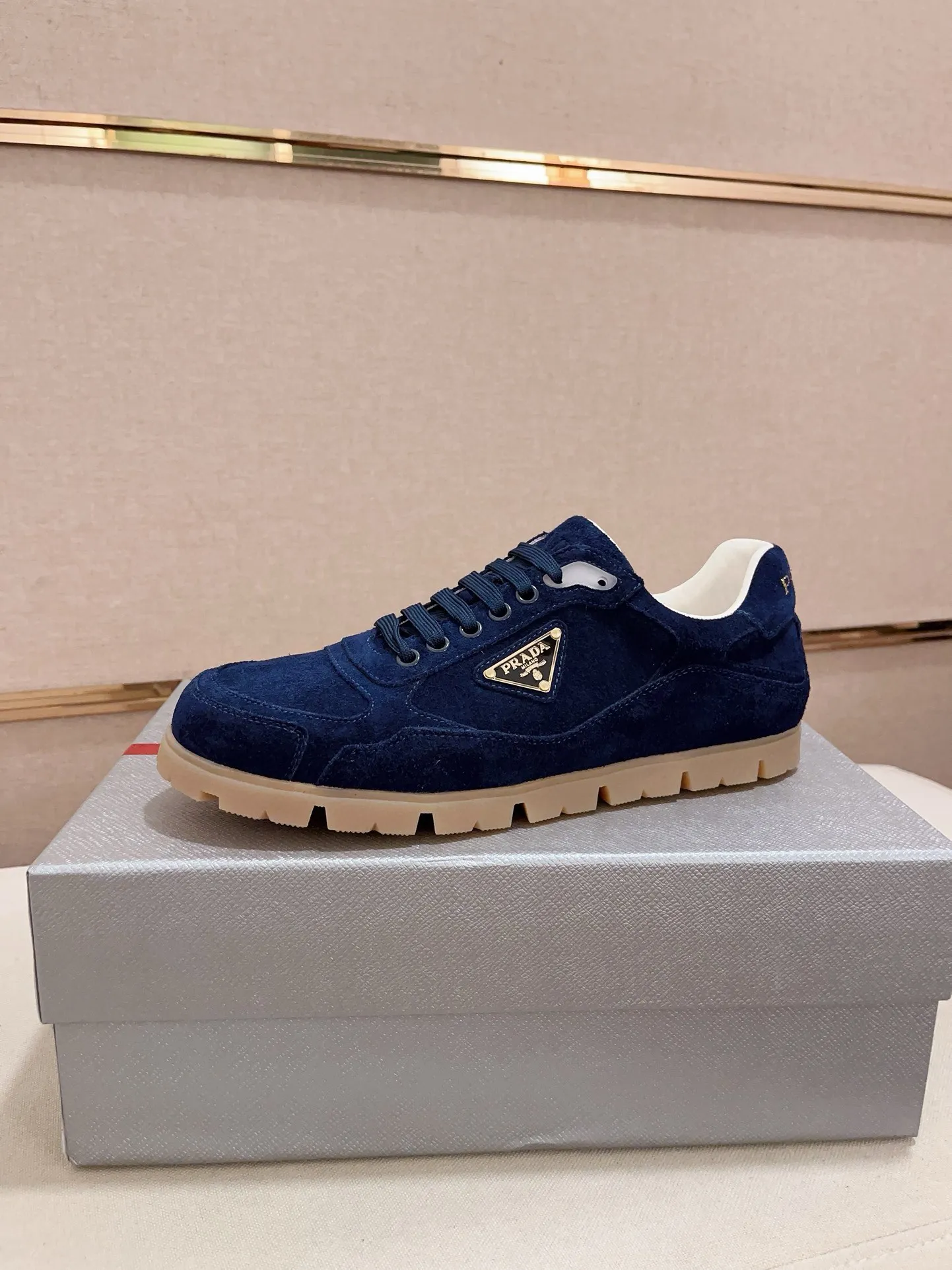 Men's shoes 💰 540💰 ✔️✔️✔️Higher version High-quality new PRADA (Prada) counters are launched at the same time. The new men's shoes and 😘 fabrics are made of high-tech glue-making technology. Lining: Full cowhide lining. 👍🏿 High-end ☄️ air-cushion molded anti-slip rubber outsole, exquisite lines, simple and elegant, comfortable and high-end for leisure travel. Code number: 38 to 44 (45 can be customized and cannot be returned or exchanged)
